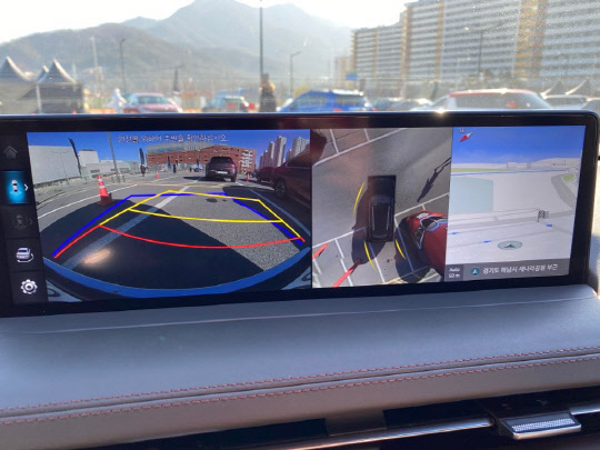 제네시스 GV70 후진 시 디스플레이 화면.  장우진 기자